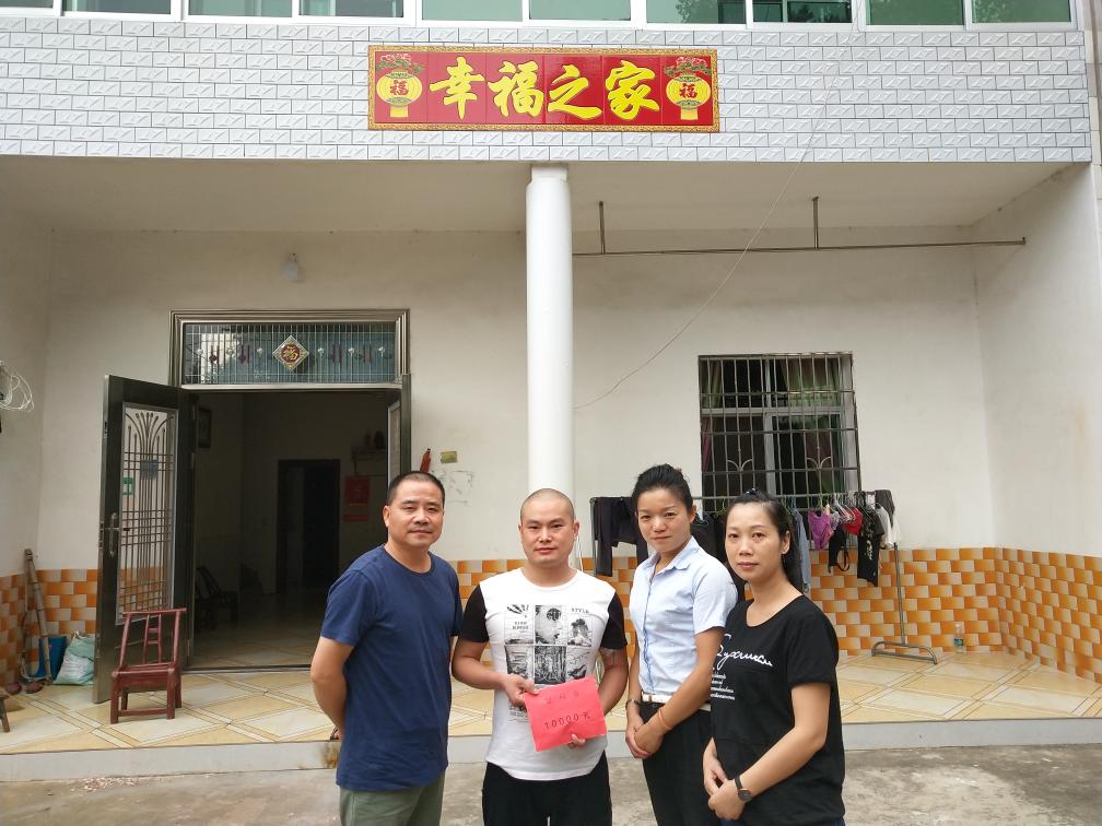 真情暖人心，集團(tuán)領(lǐng)導(dǎo)探望生病職工